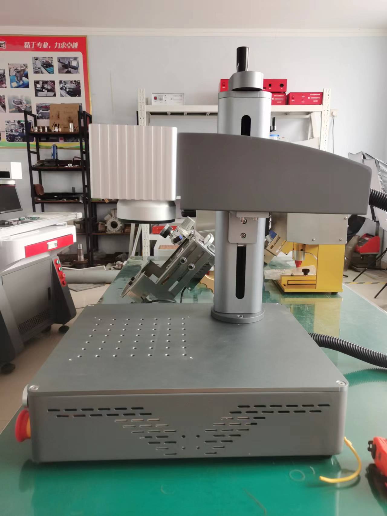 20w 30w lasermerkintäkone metallille nimikilvelle